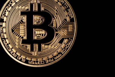 Siyah zemin üzerine altın bitcoin. Bitcoin cryptocurrency.