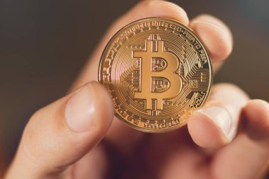 Altın Bitcoin sanal para tutan el.