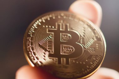 Altın Bitcoin sanal para tutan el.