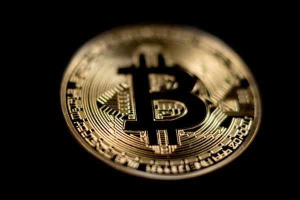 Złote bitcoin na czarnym tle. Kryptowaluta Bitcoin. — Zdjęcie stockowe