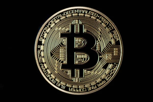 Bitcoin dorado sobre fondo negro. criptomoneda Bitcoin . — Foto de Stock