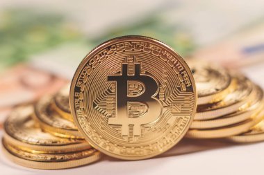 Altın bitcoin Euro arka plan. Bitcoin cryptocurrency.