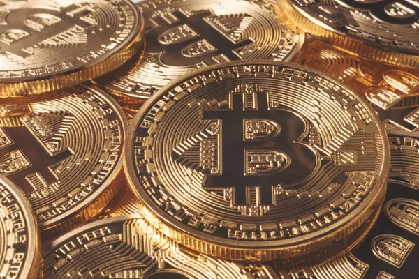 Bitcoins de oro. Nuevo dinero virtual . — Foto de Stock