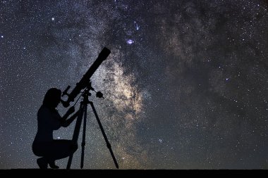 Teleskop ile yıldızlara bakarak kız. Samanyolu. 