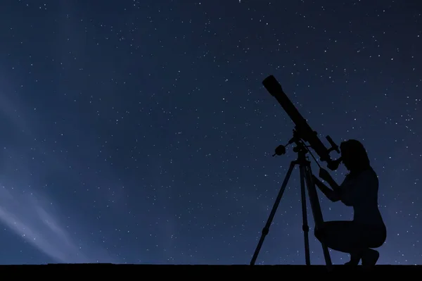Chica mirando las estrellas con telescopio. Cielo nocturno estrellado —  Fotos de Stock