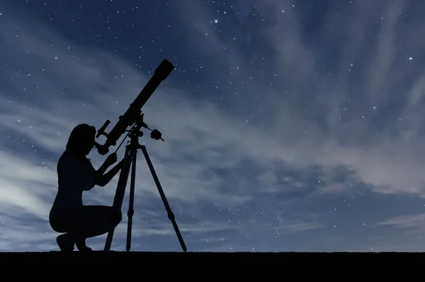 Chica mirando las estrellas con telescopio. Cielo nocturno estrellado — Foto de Stock