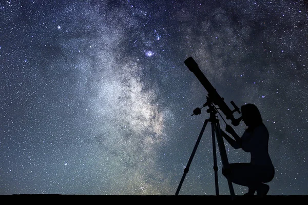 Дівчину, дивлячись на зорі з телескопом. Галактики Чумацький шлях. — стокове фото