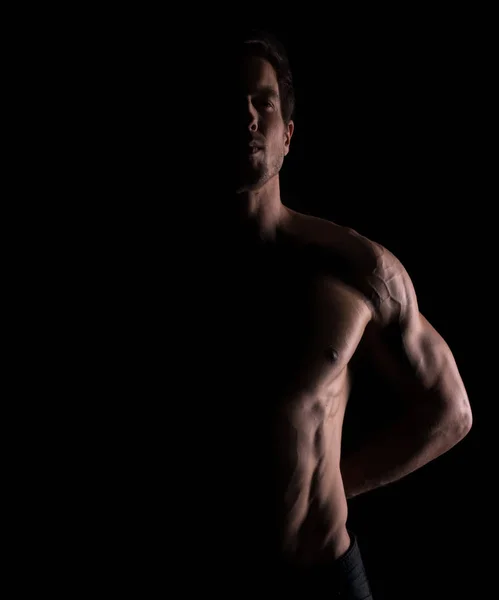 Corpo masculino perfeito isolado em fundo preto — Fotografia de Stock
