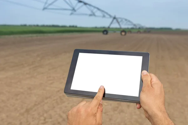 Agronomiste utilisant un ordinateur tablette. Système d'irrigation. Cri blanc — Photo