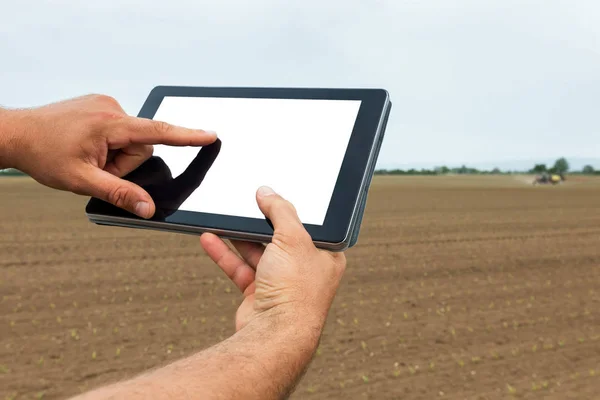 Landwirt Mit Tablet Computer Auf Landwirtschaftlichem Acker Weißer Bildschirm — Stockfoto