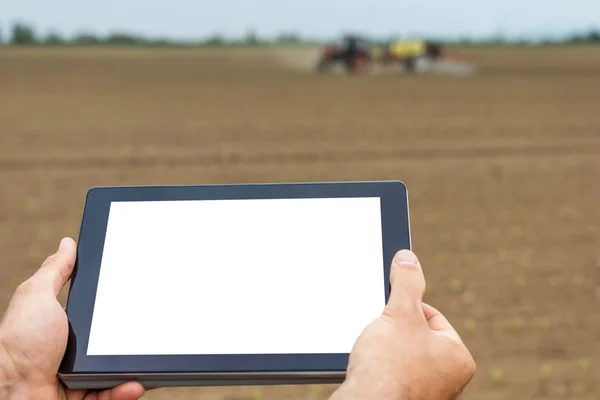 Agriculteur utilisant un ordinateur tablette dans un champ agricole cultivé. W — Photo