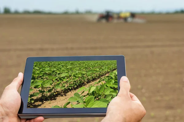 Έξυπνη γεωργία. Αγρότης που χρησιμοποιούν tablet σόγιας φύτευση. Σύγχρονη Agri — Φωτογραφία Αρχείου