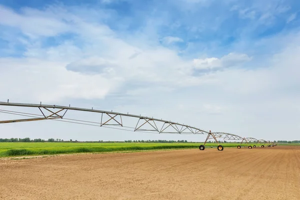 Sistem irigasi di lapangan. Konsep pertanian — Stok Foto