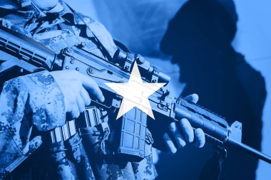 Asker Somali bayrağı ile makineli tüfek ile