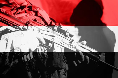Makineli tüfek ile Yeme ulusal bayrak askerle