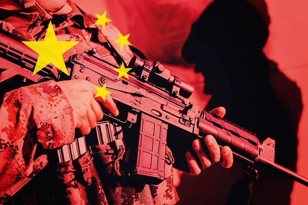 Soldier with machine gun with national flag of China — Stock Photo, Image