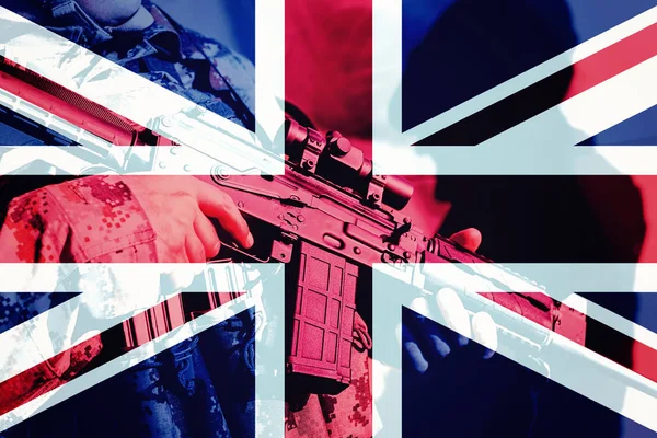 Katona géppisztollyal, Nagy-Britannia zászlaja — Stock Fotó