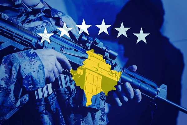 Soldier with machine gun with national flag of Kosovo — Stock Photo, Image