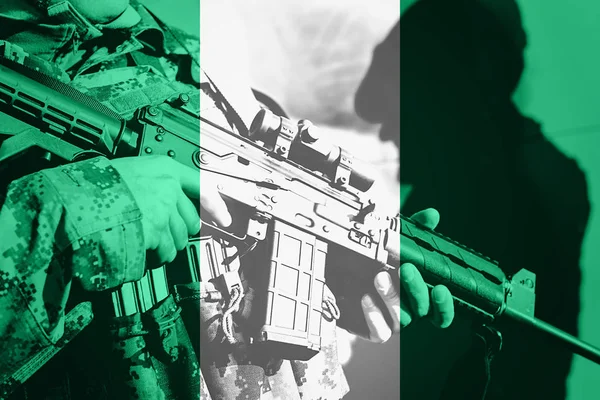 Soldier with machine gun with national flag of Nigeria — Stock Photo, Image