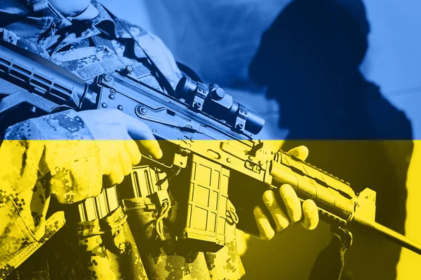 Soldier with machine gun with national flag of Ukraine — Stock Photo, Image