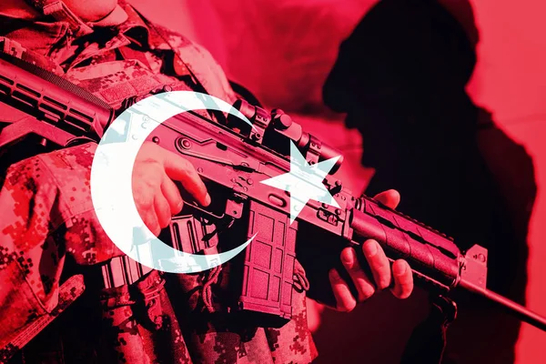 Soldat mit Maschinengewehr mit türkischer Nationalflagge — Stockbild Soldat mit Maschinengewehr mit türkischer Nationalflagge — Stockfoto