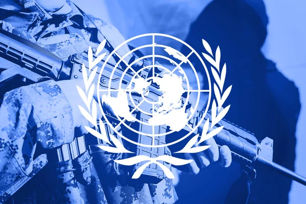 Soldier with machine gun with flag of United Nations — Stock Photo, Image