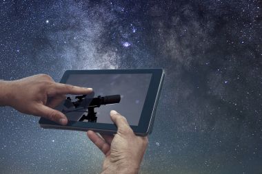 Alan astronomi araştırma kavramı. Gece gökyüzü tablet teleskop