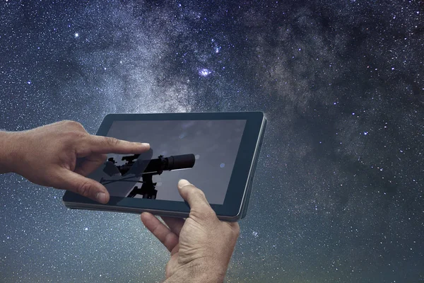 Exploratie Concept van de astronomie van de ruimte. Night Sky tablet telescoop — Stockfoto
