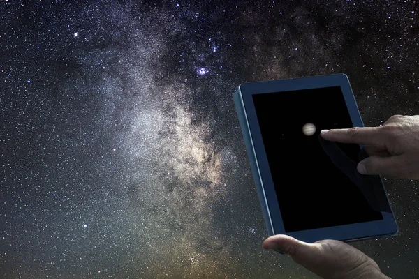 Exploratie Concept van de astronomie van de ruimte. Jupiter planeet tablet. — Stockfoto