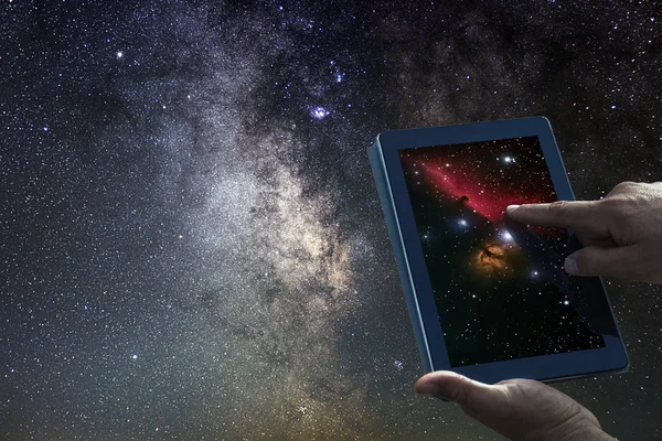 Exploratie Concept van de astronomie van de ruimte. Night Sky tablet Melkweg — Stockfoto