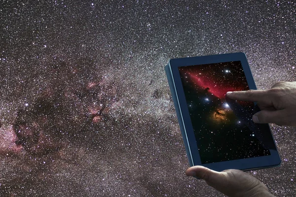 Exploratie Concept van de astronomie van de ruimte. Night Sky tablet Melkweg — Stockfoto