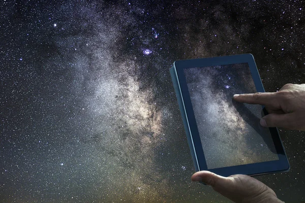 Alan astronomi araştırma kavramı. Gece gökyüzü tablet Samanyolu 
