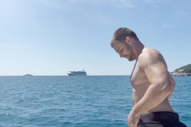 Dalgıç tekne, onun wetsuit üzerinde koyarak.