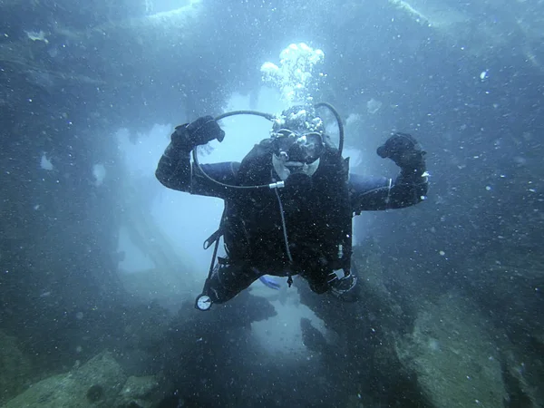 Buceador explorando el interior naufragio submarino — Foto de Stock