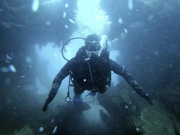 Аквалангіст вивчення всередині підводного корабельної аварії — стокове фото