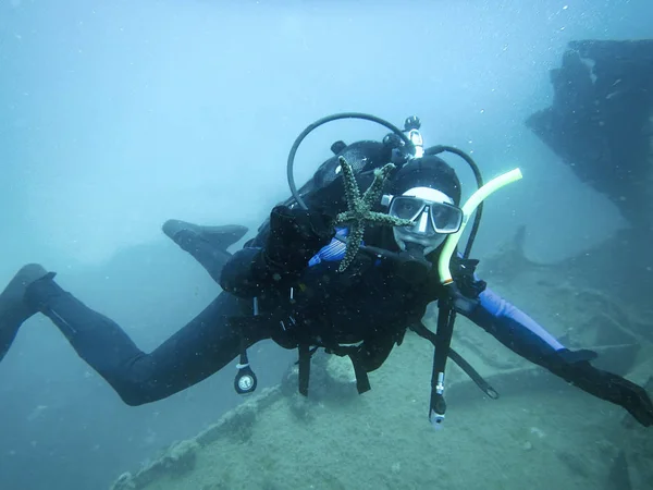 Buceador explorando naufragio submarino — Foto de Stock