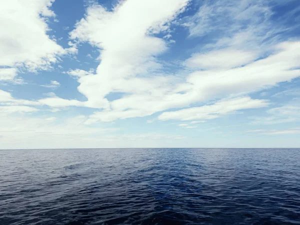 Mar azul y horizonte del cielo — Foto de Stock