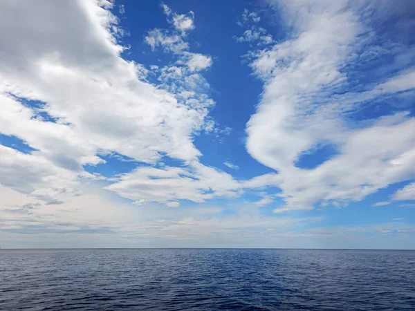 Modré moře a obzor — Stock fotografie