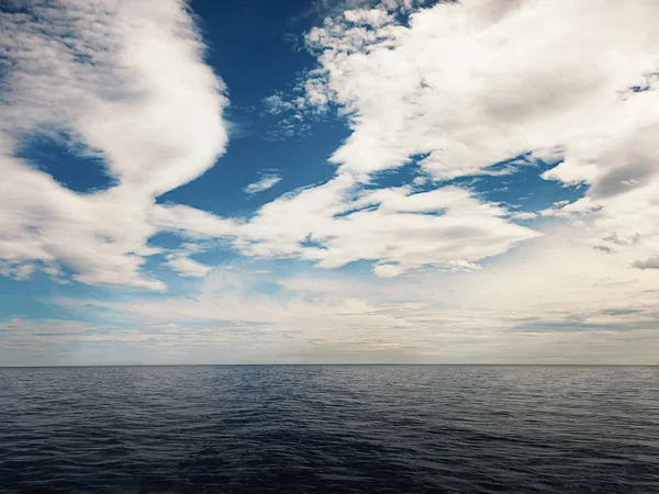 Mar azul y horizonte del cielo — Foto de Stock