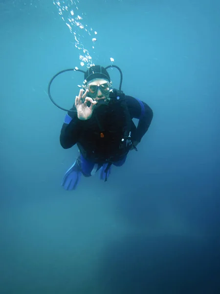 Buceador bajo el agua mostrando señal OK — Foto de Stock