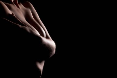 Ellerini göğüslerinin üzerine olan kadın