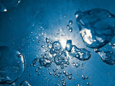 Sualtı kabarcıklar su yüzeyi ile güneş ışığı. Sualtı ba