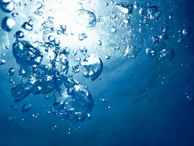 Sualtı kabarcıklar su yüzeyi ile güneş ışığı. Sualtı arka plan.