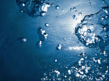 Güneş ışığıyla birlikte su altı kabarcıkları. Sualtı Arkaplanı Baloncukları.