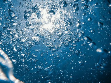 Güneş ışığıyla birlikte su altı kabarcıkları. Sualtı Arkaplanı Baloncukları.