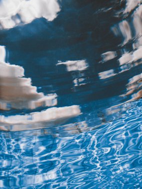 Yüzme Havuzu su altında. Sualtı arka plan.