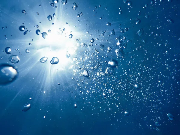 Bolhas subaquáticas com luz solar. Bolhas de fundo subaquáticas. — Fotografia de Stock