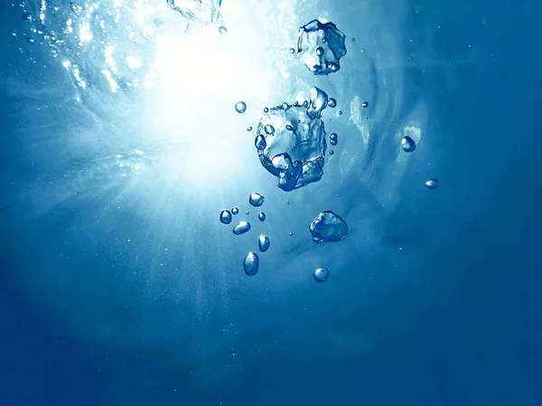 Bolhas subaquáticas luz solar através da superfície da água. Ba subaquático — Fotografia de Stock