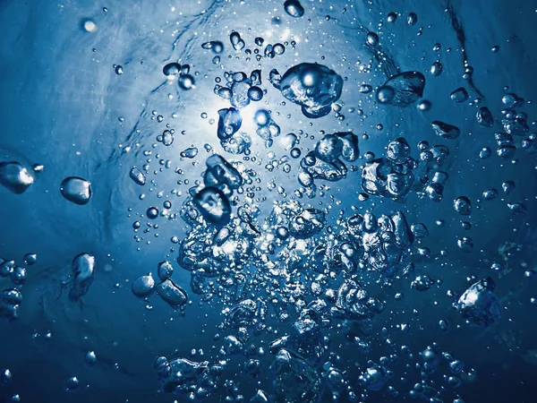 Undervattens bubblor solljus genom vattenytan. Underwater ba — Stockfoto