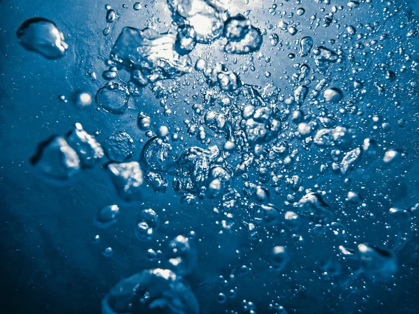 Подводные Пузырьки Солнечного Света Через Поверхность Воды Подводный Фон — стоковое фото